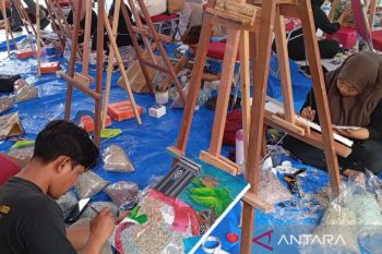 Lomba melukis Marpesta QRIS BI Siantar dengan remah uang kertas rupiah