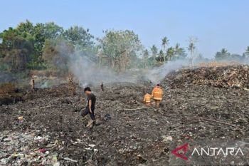 Damkar Serang fokus dinginkan area kebakaran TPA Waringinkurung