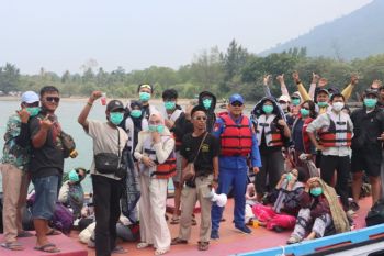 Petugas bagikan masker dan imbau wisatawan patuhi zona aman Gunung Anak Krakatau