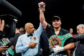 Martinez mempertahankan sabuk WBC dengan TKO Planic