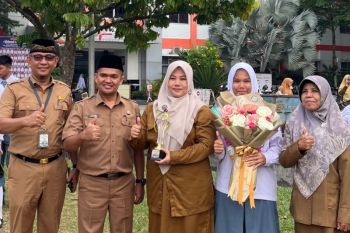 Guru Keminangkabauan SMA Pembangunan UNP raih penghargaan di Malaysia