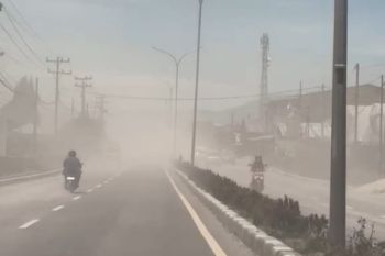 Abu Vulkanik Sinabung selimuti Berastagi, Cabdis Pendidikan Sumut imbau siswa gunakan masker