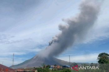 Gunung Sinabung erupsi kolom abu menjulang 3.500 meter