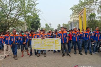 Ratusan karyawan tambang gelar aksi damai ke kantor Kejari Tabalong