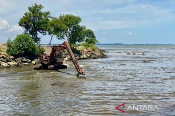 PUPR Aceh Barat keruk muara Krueng Cangkoy, atasi dangkalnya sungai