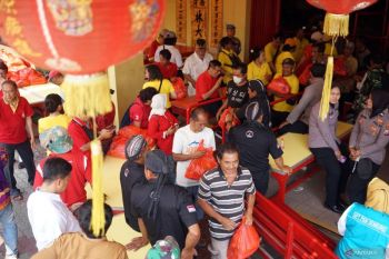Komunitas Konghucu Tulungagung bagikan 2.600 paket sembako