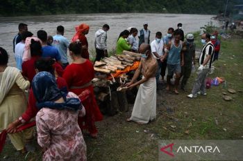 Korban tewas akibat tanah longsor di Nepal kini capai 951 orang