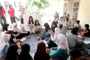 Biaya les jadi kendala, gerakan relawan buka akses bahasa Inggris gratis bagi anak