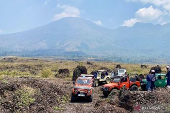 Wisata jip menjelajahi alam di Garut jadi daya tarik wisatawan