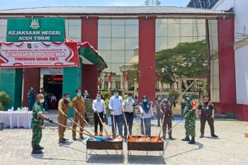 Kejari Aceh Timur musnahkan sejumlah barang bukti kejahatan