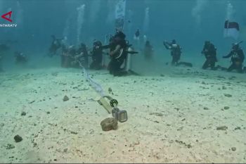 Puluhan penyelam gelar upacara bendera di bawah laut Jayapura