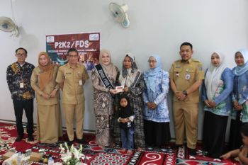 Bunda PAUD HSS serahkan bantuan PKH tahap III