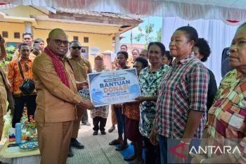 Pemerintah Kota Sorong salurkan modal usaha kepada 12 suku asli Papua