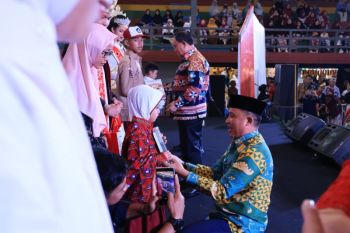 Lampung Barat beri seragam sekolah gratis kepada 1.998 siswa