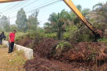 Ekskavator dikerahkan gali embung untuk penanganan karhutla di Kotim