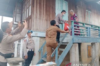 Polisi Muara Enim edukasi warga door to door cegah karhutla