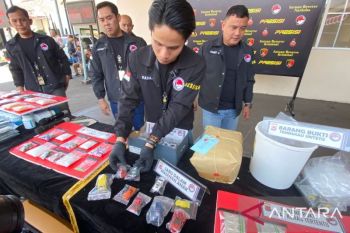 Polres Cimahi mengungkap modus ojol sembunyikan sabu dalam mobil mainan