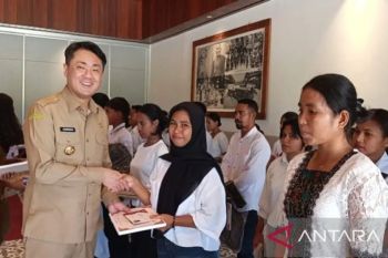 Bupati KKT Maluku beri bantuan peralatan sekolah dan bantuan dana bagi puluhan siswa SD-SMA