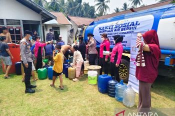 Kepolisian-PLN salurkan 8.000 liter air bersih dampak kekeringan
