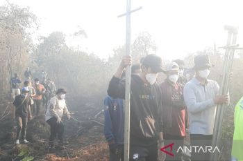 Kapolda Kalsel bersama elemen mahasiswa kompak padamkan karhutla&nbsp;