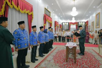 Lantik Enam Pejabat Eselon 2, Gubernur Mahyeldi: Pejabat Harus Hadir Menjawab Persoalan Masyarakat