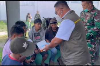 Antisipasi dampak Sinabung, Bulog Kabanjahe salurkan beras dan masker ke pengungsi