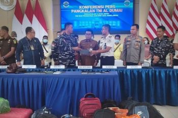 Dumai Naval Base hunts boatman who smuggled 16 people from Malaysia