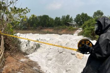 Unit KBR Brimob Polda Banten uji sampel dugaan limbah B3 di Cikande