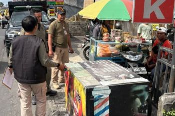 Satpol PP Denpasar tertibkan pedagang jualan di trotoar