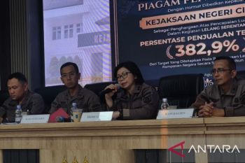 Kejari Cimahi menahan dua tersangka kasus korupsi pelatihan kerja