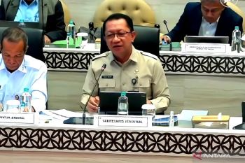 Kemendes sebut pelayanan desa tetap berjalan meski anggaran terbatas