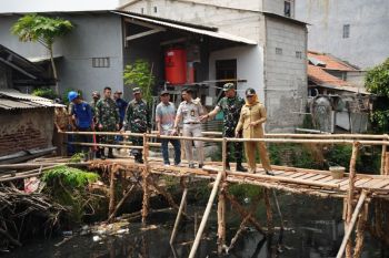 Pemkot Jakbar bongkar jembatan bambu di Tegal Alur