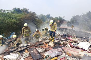 Bengkel dan lapak di Jaktim ludes terbakar akibat bakaran sampah