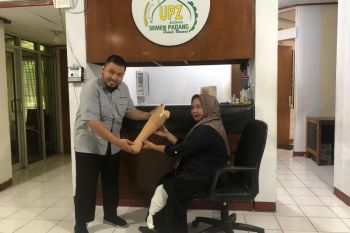 Kaki Palsu Pulihkan Harapan, UPZ BAZNAS Semen Padang Bantu Rahma Kembali Berjalan dan Produktif