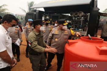 Kapolda Kalbar salurkan air bersih korban Karhutla