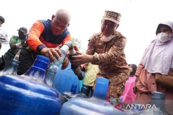 Pemprov Kalbar bantu air bersih untuk warga sekunder C