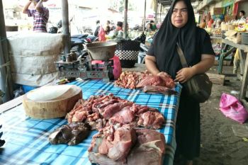 Harga daging sapi super di Mataram capai Rp170.000 per kilogram.