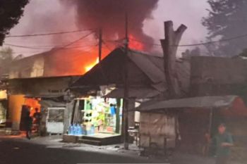 Gulkarmat kerahkan 11 mobil damkar padamkan kebakaran rumah di Jakut