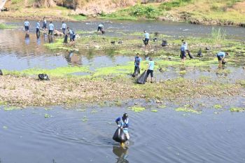 TNI dan warga turun tangan bersihkan Sungai Bengawan Madiun