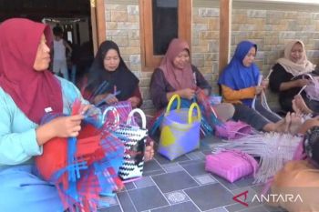 UKM tas plastik anyaman di Ngawi serap puluhan tenaga kerja lokal