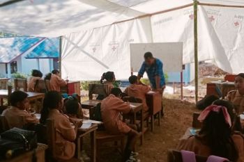 PMI bangun tenda darurat agar siswa NTT bisa tetap belajar usai gempa