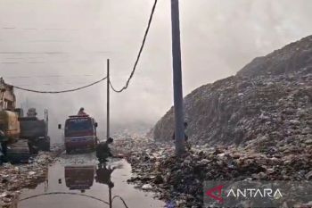 Sejumlah titik api masih terlihat, armada pemadam masih disiagakan di TPA Putri Cempo
