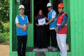 PLN UP3 Pangkalan Bun nyalakan listrik gratis bagi 10 pelanggan