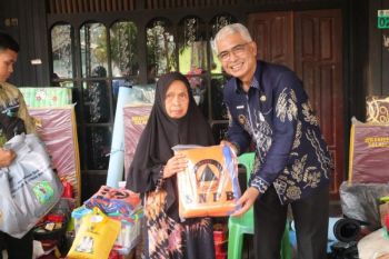 Wabup HSU serahkan bantuan korban kebakaran di HSU