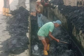 Antisipasi banjir, SMBR bersihkan 600 meter drainase di Way Lunik
