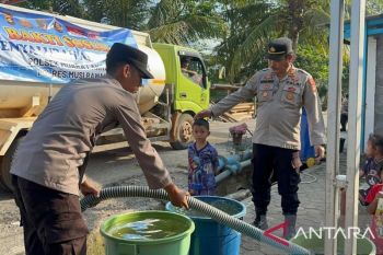 Polda Sumsel salurkan 5.000 liter air bersih untuk warga Muara Lakitan