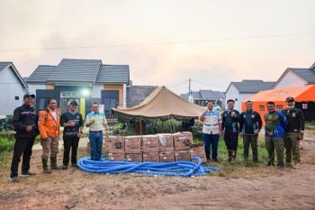 Adaro bantu mesin pompa portable untuk pemadaman di medan sulit