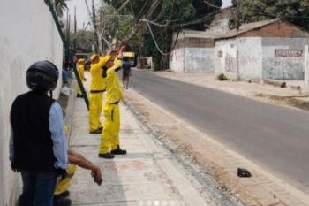 Bina Marga Jakbar tangani tiang utilitas yang miring di Kalideres