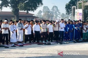Ribuan peserta kemah pramuka madrasah Sulsel gelar shalat minta hujan