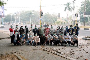 KPID Kalteng bagikan ribuan masker di tengah kabut asap